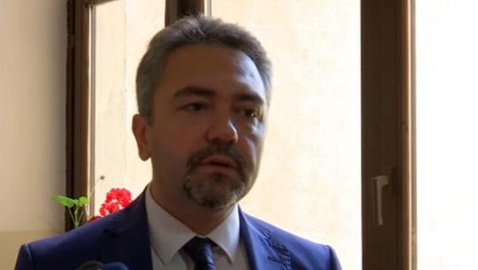 Zgjedhjet në Kosovë, hapen qendrat e votimit, kreu i KQZ-së bën thirrje për pjesëmarrje masive