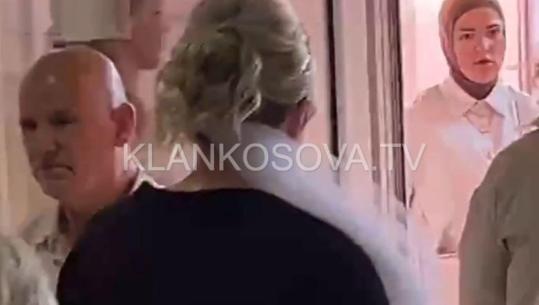 Zgjedhjet në Kosovë, votuesja serbe shfaqet me vellon e nusërisë në qendrën e votimit