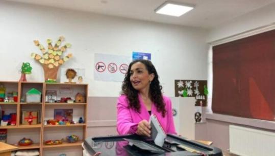Zgjedhjet në Kosovë, Vjosa Osmani hedh votën në Hajvali të Prishtinës