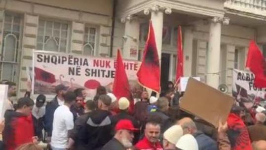 'Zvërneci', Diaspora shqiptare del në protestë në Londër: Shqipëria nuk është në shitje