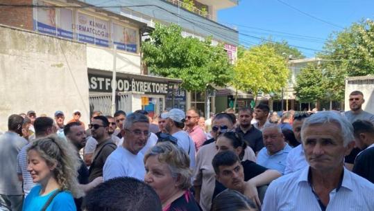 Qytetarët protestojnë para spitalit të Lushnjës: Ktheni dializën për 52 pacientët kronikë