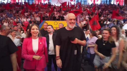 Socialistët festojnë 35-vjetorin e PS dega Elbasan, në event i pranishëm kryeministri Rama dhe qindra qytetarë! Mazniku: Partia jonë është si një pemë, forcën e ka te rrënjët