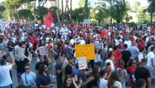 ‘Zvërneci’/ Qytetarët sërish në protestë, marshojnë drejt Kryeministrisë