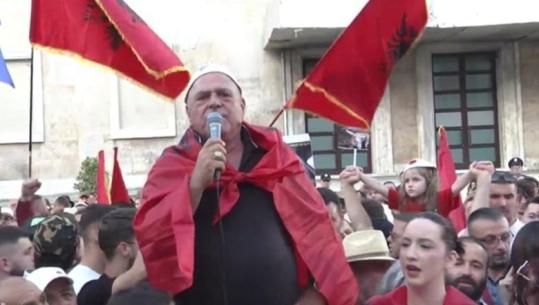 Emigranti nga SHBA me flamur në protestë: Berisha e Rama të dorëhiqen pa kushte, t’i kërkojnë falje popullit!