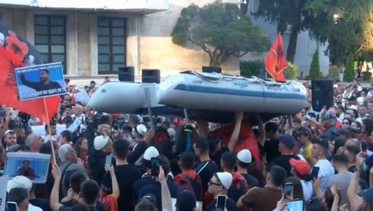 Simbol i emigrimit, protestuesit sjellin gomonen para kryeministrisë