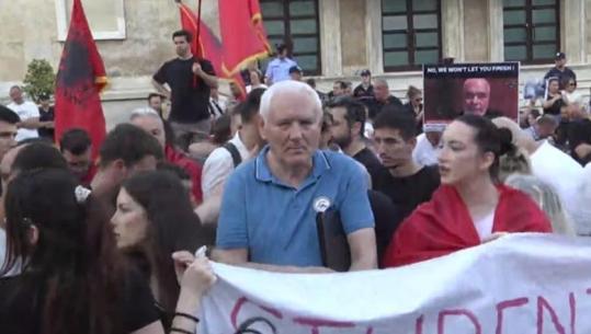 Humb një fëmijë në tubim, protestuesit mobilizohen për ta gjetur! Gjendet pas pak minutash