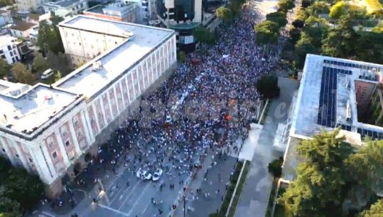 LIVE TV- ‘Zvërneci’/ Qytetarët sërish në protestë: Dorëheqje! Sjellin para kryeministrisë gomonen: Emigrimi nuk është zgjidhje