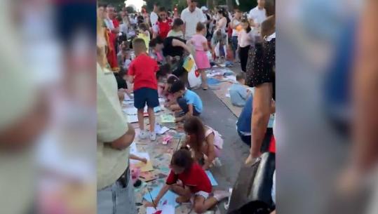 Një kënd i veçantë për të vegjlit! Mes pankartave dhe thirrjeve, fëmijët pikturojnë në protestën para Kryeministrisë (VIDEO)