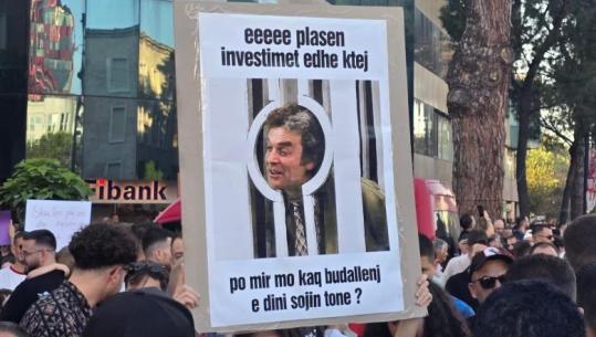 FOTOT/ Protesta përmes pankartave, qytetarët frymëzohen nga shprehje të njohura dhe 'meme'-t virale
