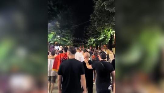 ‘Çohuni nga kafja, bashkohuni me ne’, protestuesit marshojnë në rrugët e bllokut (VIDEO)