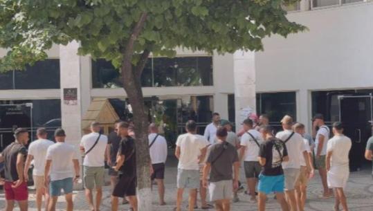 Operatorët e mjeteve ujore ultimatum Bashkisë së Sarandës: Zgjidhni problemin e korridoreve detare ose ju bllokojmë dyert
