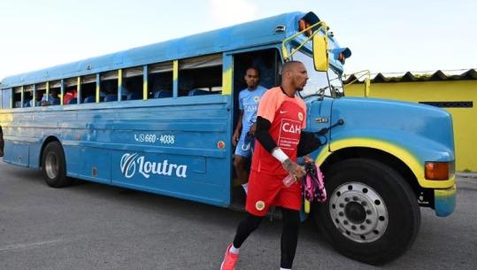Botërori/ Debutuesit e Curaçaos fitojnë zemrat e tifozëve, përdorin një autobus të vjetër shkolle për të shkuar në stërvitje (VIDEO)