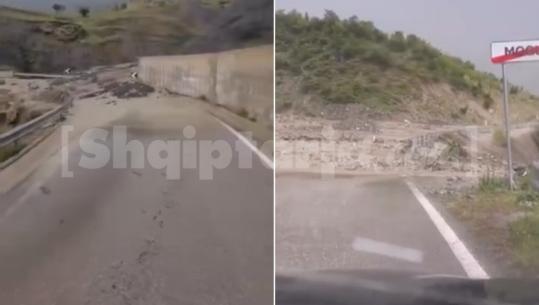 Reshjet e dendura të shiut, bllokohet aksi Gramsh-Moglicë! Inerte dhe sasi e madhe uji në rrugë