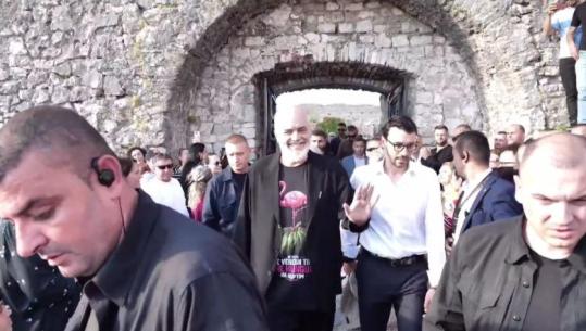Takimi për 35-vjetorin e PS Shkodër, kryeministri Rama shkon i veshur me një bluzë me flamingo