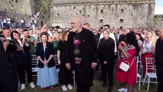 PS Shkodër feston sot 35-vjetorin e themelimit, kryeministri Rama shkon i veshur me një bluzë me flamingo! Qytetarët protestë për 'Rrjollin' e 'Zvërnecin'