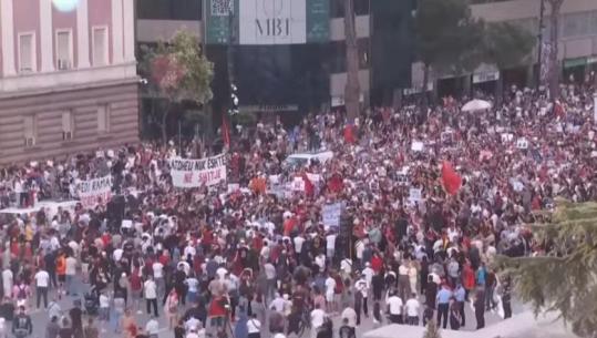 LIVE TV- Protesta për Zvërnecin, qytetarët mblidhen në sheshin ‘Skënderbej’, nis marshimi drejt kryeministrisë