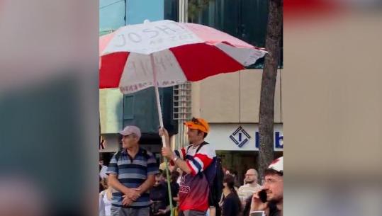 As pankartë, as flamur, qytetari proteston me çadër plazhi