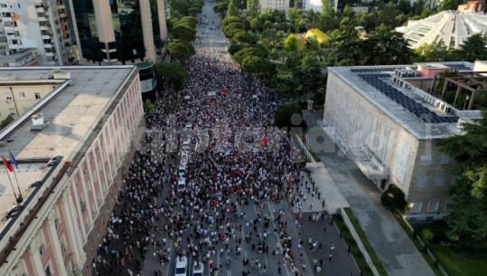 LIVE TV- ‘Zvërneci’, protestë para Kryeministrisë! Edhe njerëz të PD në tubim, irritohen pas thirrjeve 'Berisha në burg', qytetarët në kor: Opozitë e shitur