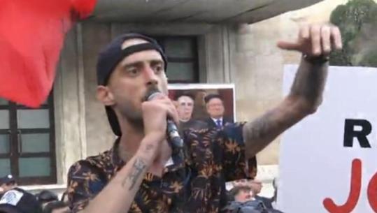 Revoltohet qytetari: Poshtë mikrofoni, protesta është e qytetarëve!