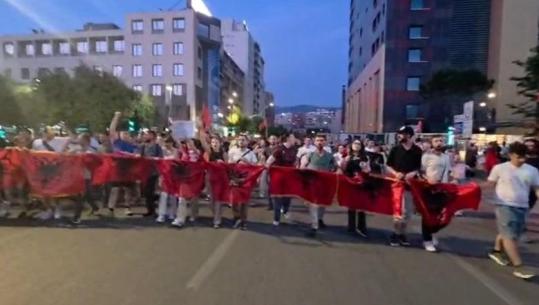 ‘Çohuni nga kafja!’ Protestuesit përsërisin thirrjen e njohur