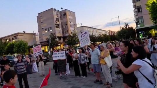Elbasani i bashkohet protestës për Zvërnecin