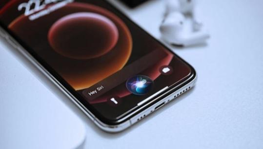 Apple ‘pagëzon’ me emër të ri asistentin virtual, prezantohet Siri AI