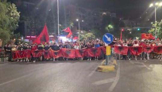 ‘Zvërneci’/ Balla ndan në rrjetet sociale transmetimin live të protestës nga Reuters: Çudi sesi një tubim me më pak se 2 mijë vetë kthehet në spektakël ndërkombëtar