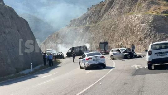 Aksident në bypass-in e Vlorës/ Përplasen 3 automjete, 2 përfshihen nga flakët! 1 person ndërron jetë, shkak një parakalim i gabuar e shpjetësia