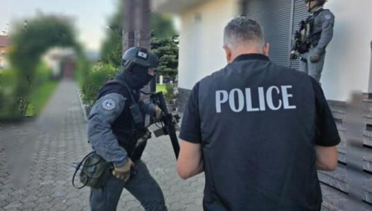 Operacion anti-drogë në pesë qytete të Kosovës, 5 të arrestuar! Aksioni u monitorua nga Europol, sekuestrohen kokainë, armë, 10 automjete dhe mijëra euro cash! 