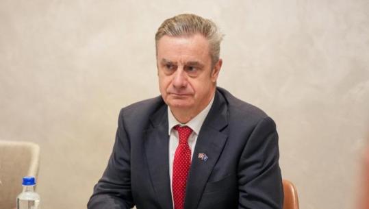 Ambasadori britanik paralajmëron Kosovën: Bllokada po ju dëmton, rrezikoni të humbni mbështetjen e aleatëve