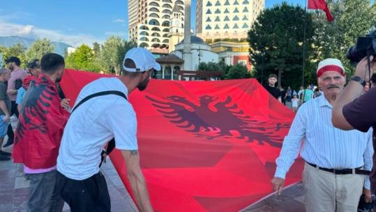 Protesta për Zvërnecin, qytetarët takohen në sheshin ‘Skënderbej’, pritet t’i drejtohen kryeministrisë