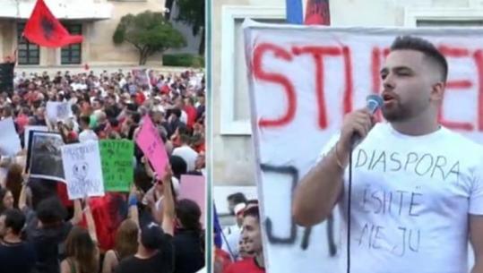 Protestuesi thirrje intelektualëve: Formoni një front politik!