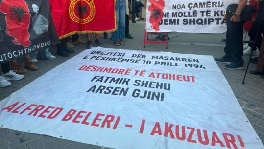 Protestuesit në Tiranë nuk harrojnë! Kërkojnë vazhdimisht drejtësi për Masakrën e Peshkëpisë: ‘Fredi Beleri – I akuzuari’