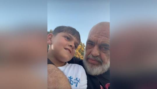 ‘Dukeshe si tip i egër nga ekrani’- Djali i vogël ‘surprizon’ Ramën në Fier: Doja të të njihja nga afër, qenke shumë njeri i mirë (VIDEO)