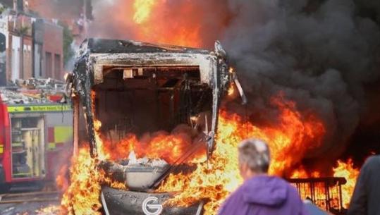 Irlandë e Veriut/ Somalezi sulmoi me thikë një kalimtar, qytetarët ngrihen në protesta! Djegin autobusin dhe ndërtesën që strehonte emigrantë