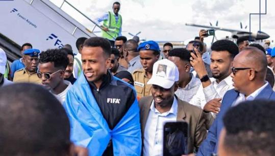 E pyetën për 9 orë dhe s’e lejuan të futej në Amerikë, arbitri i FIFA-s kthehet në Somali! Pritet nga qindra mbështetës