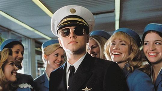 Si në filmin e Di Caprios, piloti i linjës Air Canada fluturoi për 17 vjet me licencë të falsifikuar dhe transportoi mbi 100 mijë pasagjerë
