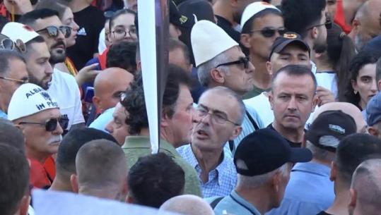 Ish-truproja e Berishës dhe i biri në protestë, provokojnë turmën me dy gishtat lart! Qytetarët tentojnë t’i largojnë