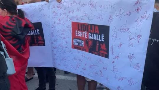 ‘Lidhja është gjallë’- Dhjetëra protestues firmosin bashkimin në një ‘aleancë’ të re si ajo e Prizrenit