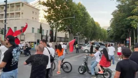Protestuesit bllokojnë kryqëzimin te ish-hotel Dajti, automjetet detyrohen të kthehen pas