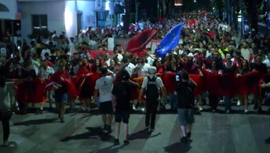 Protesta/ Qytetarët nisin marshimin nëpër rrugët e Tiranës