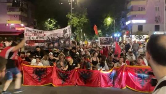 Vijon marshimi në rrugët e Tiranës, protestuesit ulen te kryqëzimi i 21-Dhjetorit