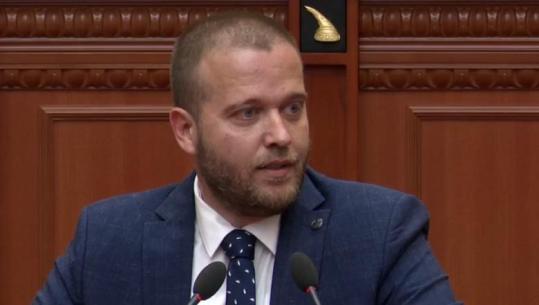 Demokratët me pankarta pro protestës në Kuvend, Bido: Sot u kujtua PD, ku ishit me 30 maj që nuk folët?