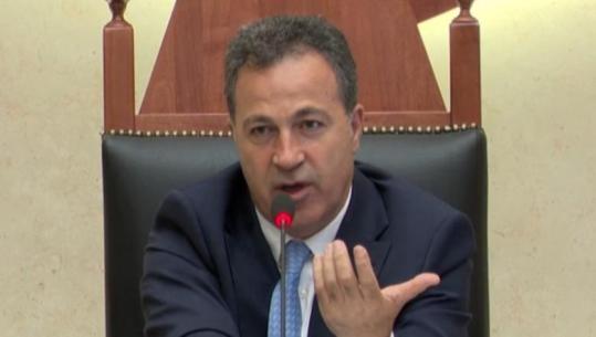 Opozita s’pushon së kënduari, Peleshi ‘propozon’: Gjysmë ore kohë të këndoni të gjitha këngët e protestës ose vijojmë seancën