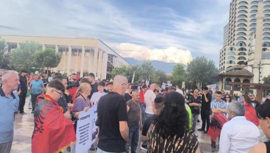 ‘Zvërneci’/ Nis protesta e 12-të në Tiranë kundër ndërtimit të resortit luksoz