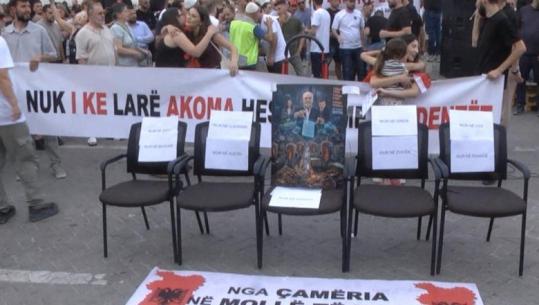 'Ikur në Greqi, SHBA, Kanada', protestuesit 'sqarojnë' pse janë bosh karriget e shqiptarëve para Kryeministrisë