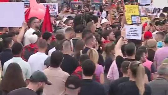 'Zvërneci', qytetarët e hapin protestën para kryeministrisë duke kënduar himnin kombëtar