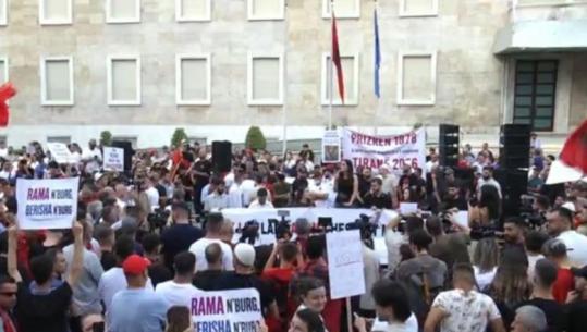 Qytetarja nga protesta para Kryeministrisë: Në Shqipëri s’ka shërbim mjekësor, punëtorët bien nga skelat dhe vdesin! Rama do mbaj në 12 qershor antimiting me njerëz jo të lirë