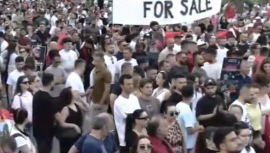 Protestuesja para Kryeministrisë thirrje Ramës: Zhduku bashkë me spiunat dhe komunistët e tu! S’ka burrë nëne me na tërheq