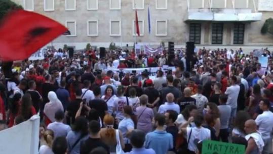 ‘Zvërneci’/ Asociacioni i Gazetarëve: Të shqetësuar nga shfaqja e pankartave gjatë protestave, që vendosin në shënjestër mediat dhe gazetarët! Po dëmtohet e drejta e publikut për informim
